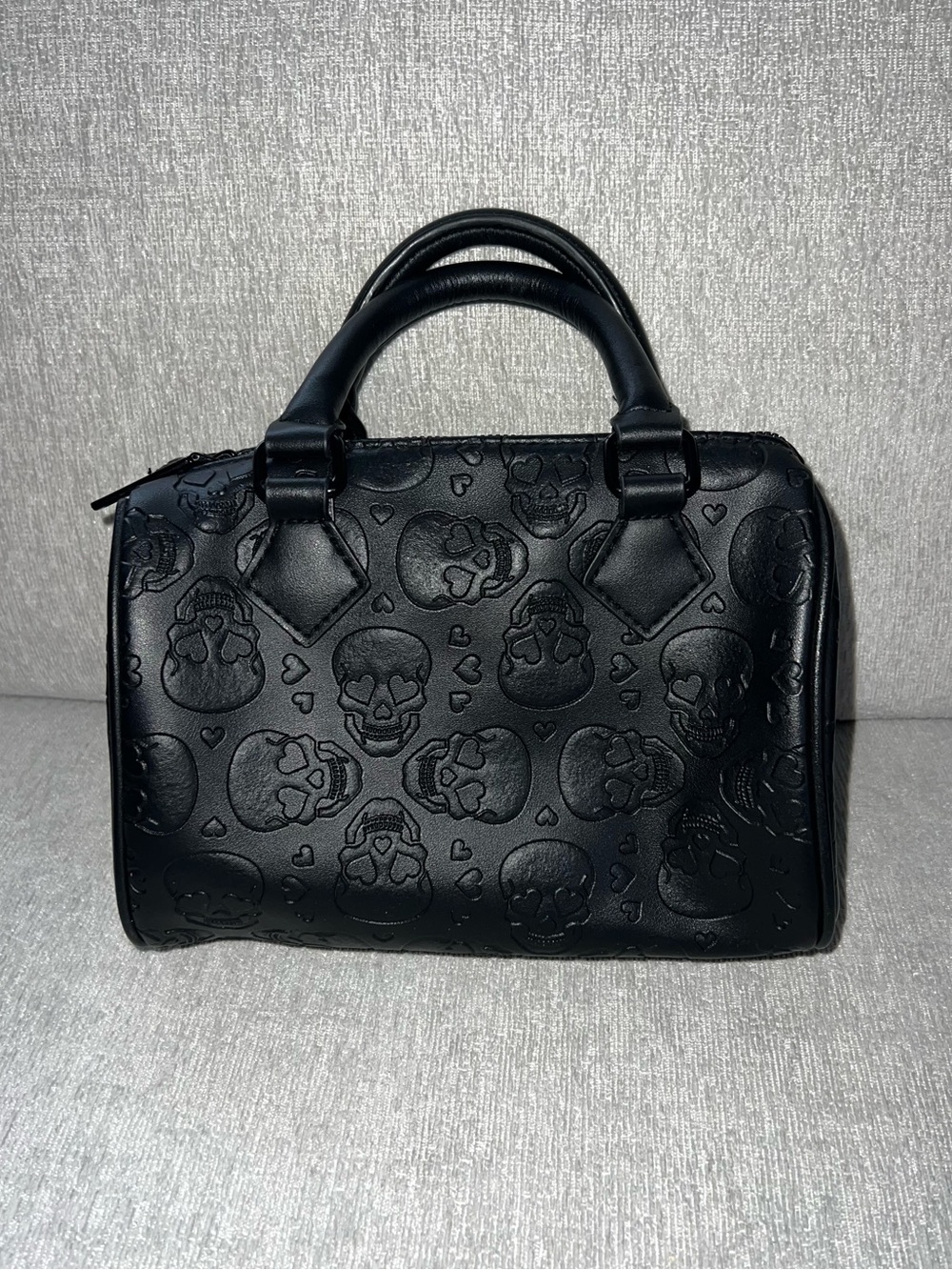 Betsey Johnson embossed skull barrel bag - Picture 4 of 5
